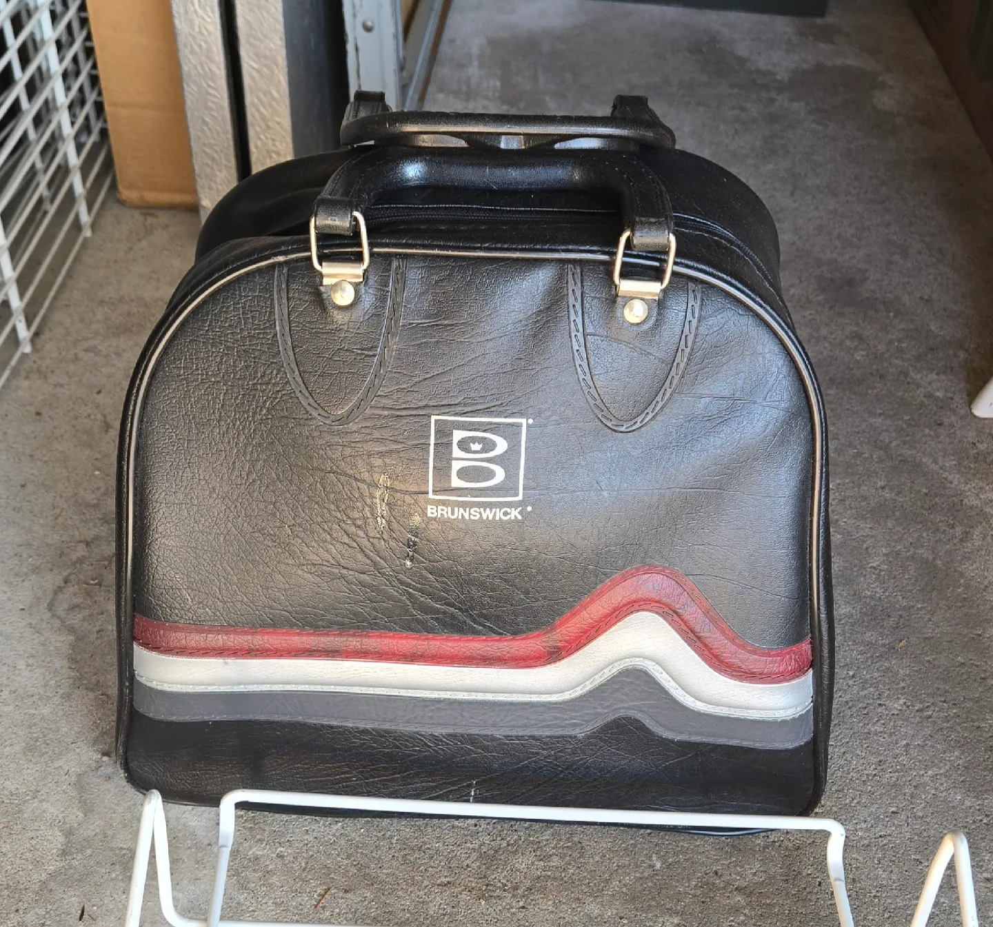 Brunswick Axis Bowling Ball & Bag image indicator(3)