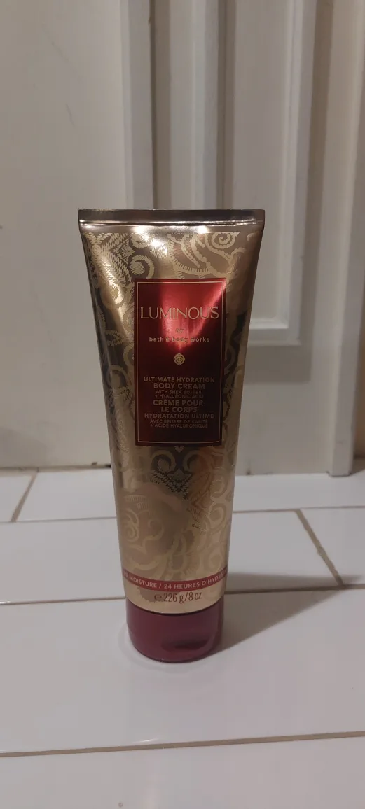 Bath & Body Works Luminous Ultimate Hydration Body Cream thumbnail