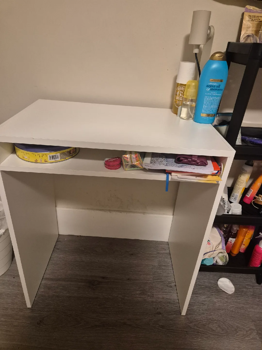 White Desk with Shelf image indicator(3)