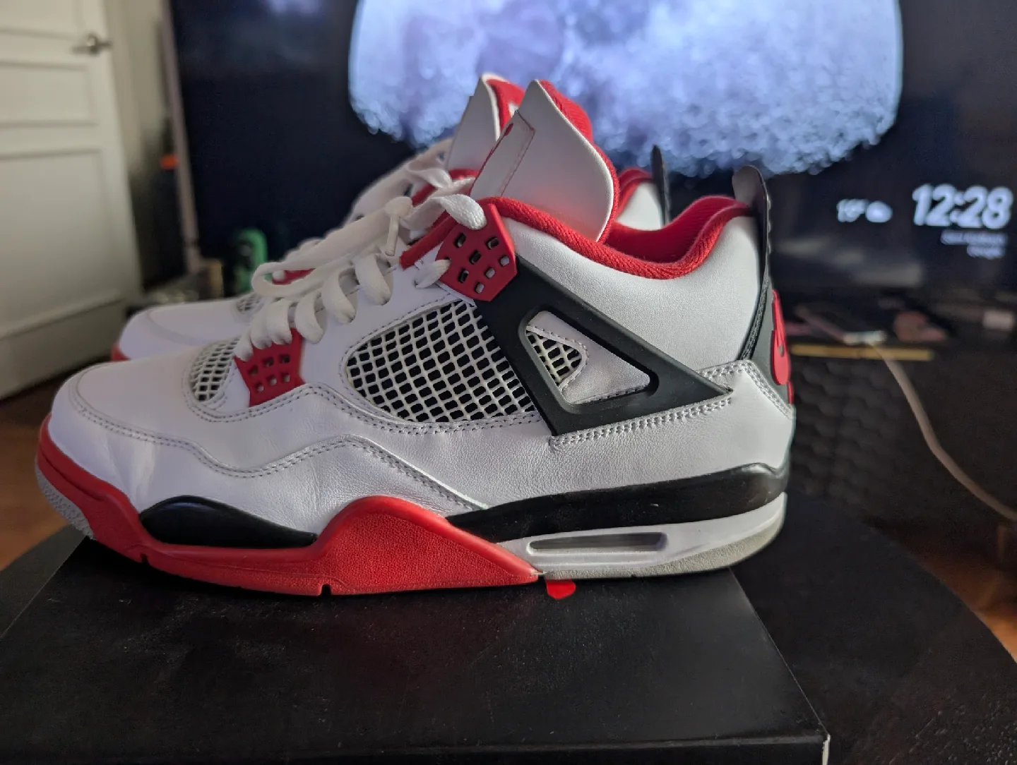 Nike Air Jordan 4 Retro White/Fire Red Size.10.5 image indicator(2)
