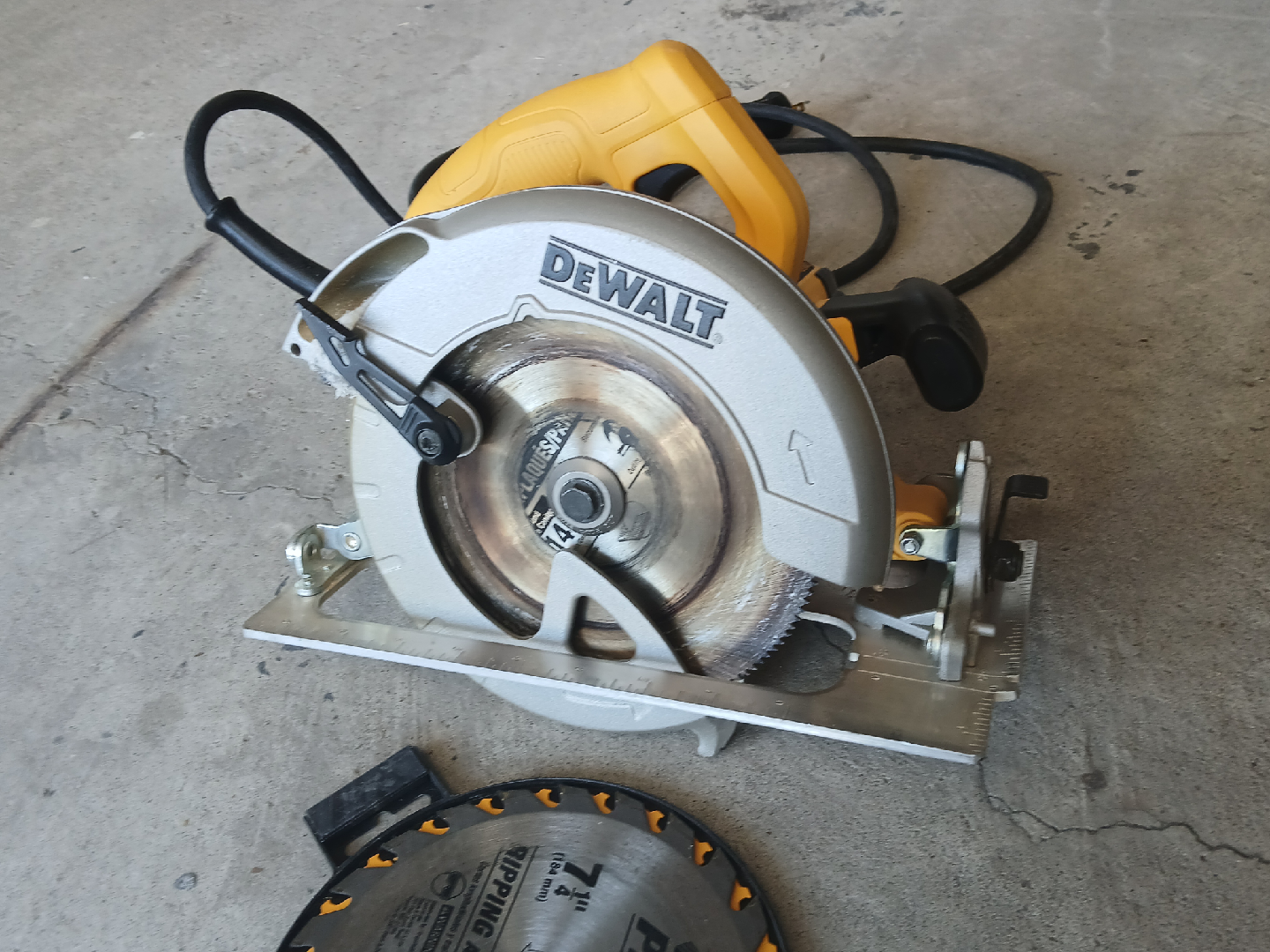 DeWalt DWE575 7-1/4" Circular Saw w/ Case - photo 2