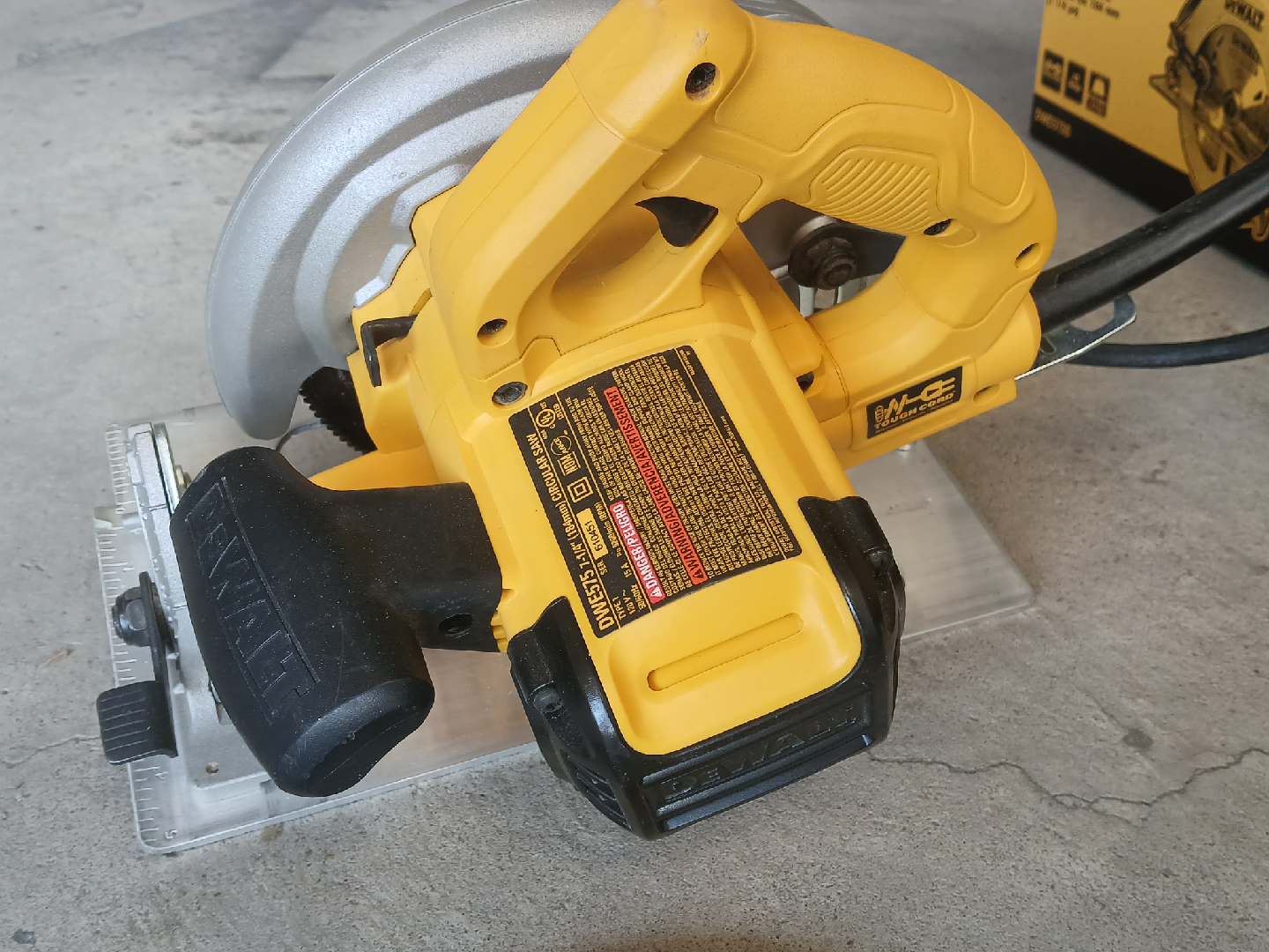 DeWalt DWE575 7-1/4" Circular Saw w/ Case - photo 3