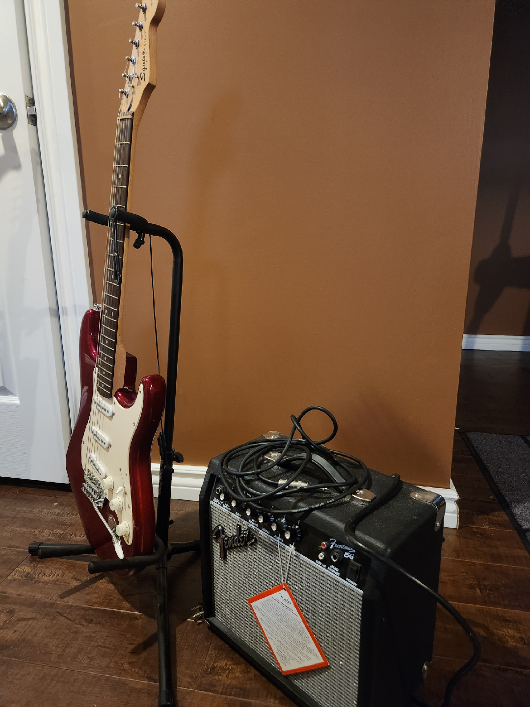 Squier Strat by Fender & Frontman 15G Amp