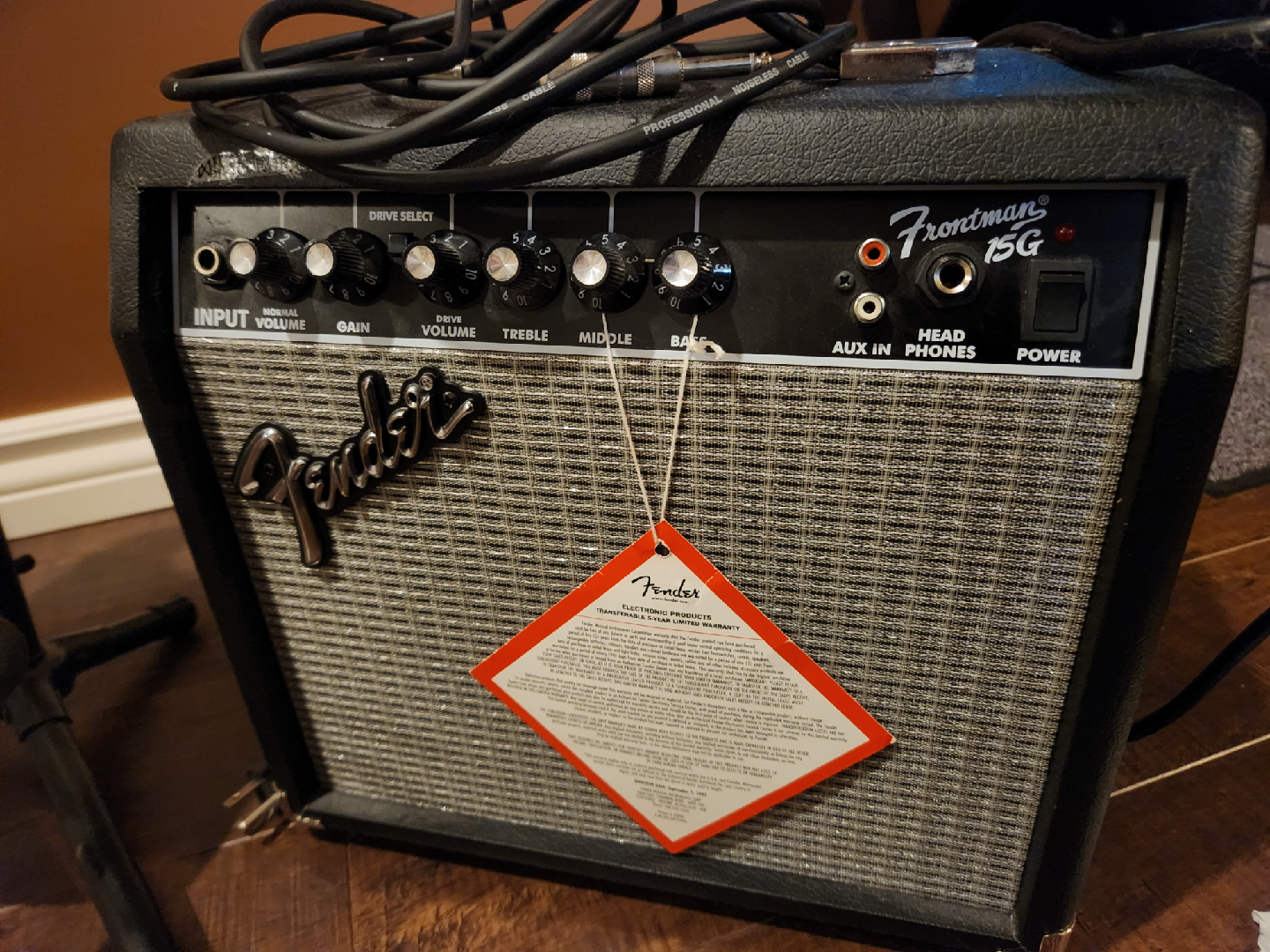 Squier Strat by Fender & Frontman 15G Amp - photo 3