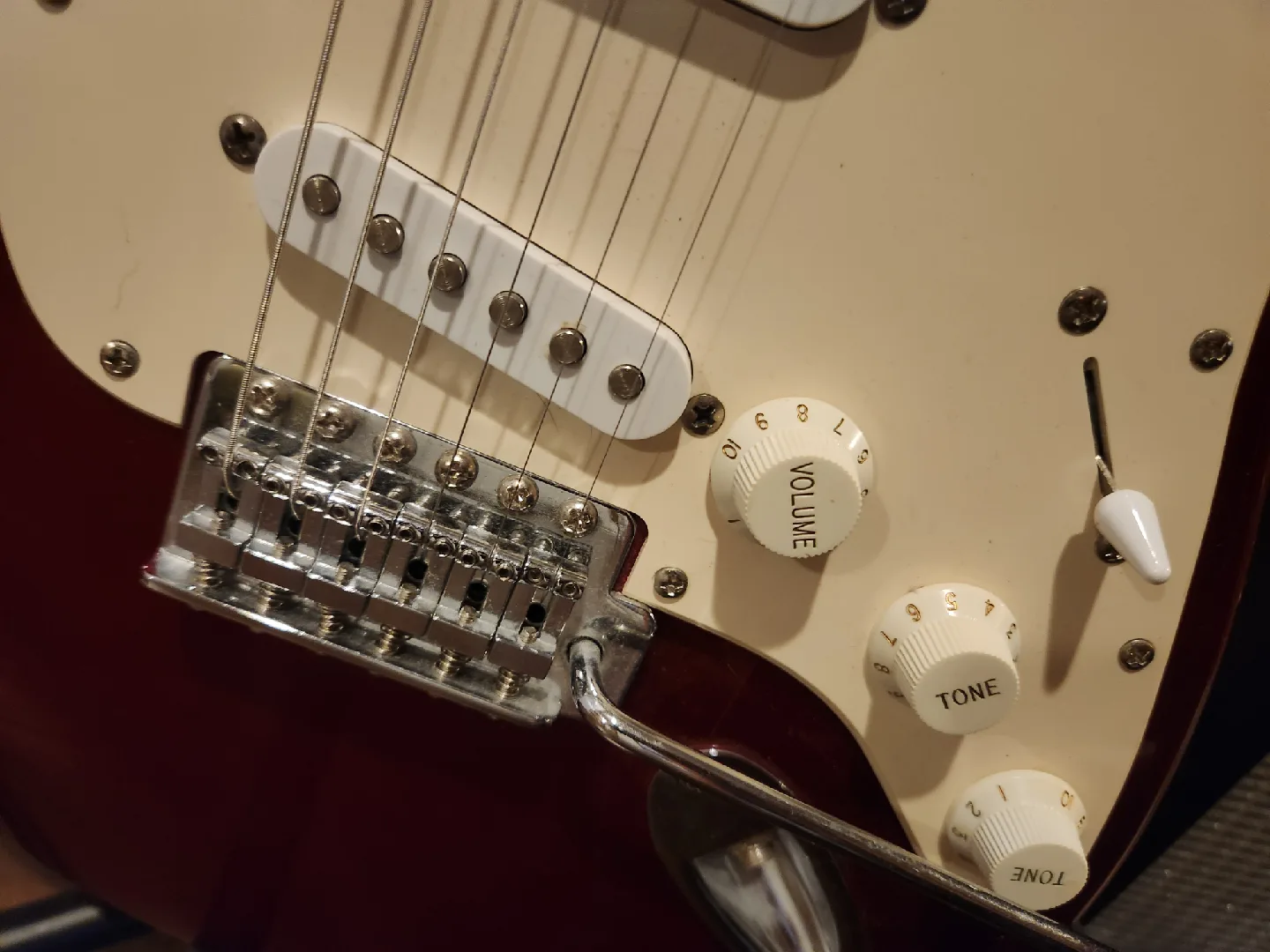 Squier Strat by Fender & Frontman 15G Amp image indicator(4)