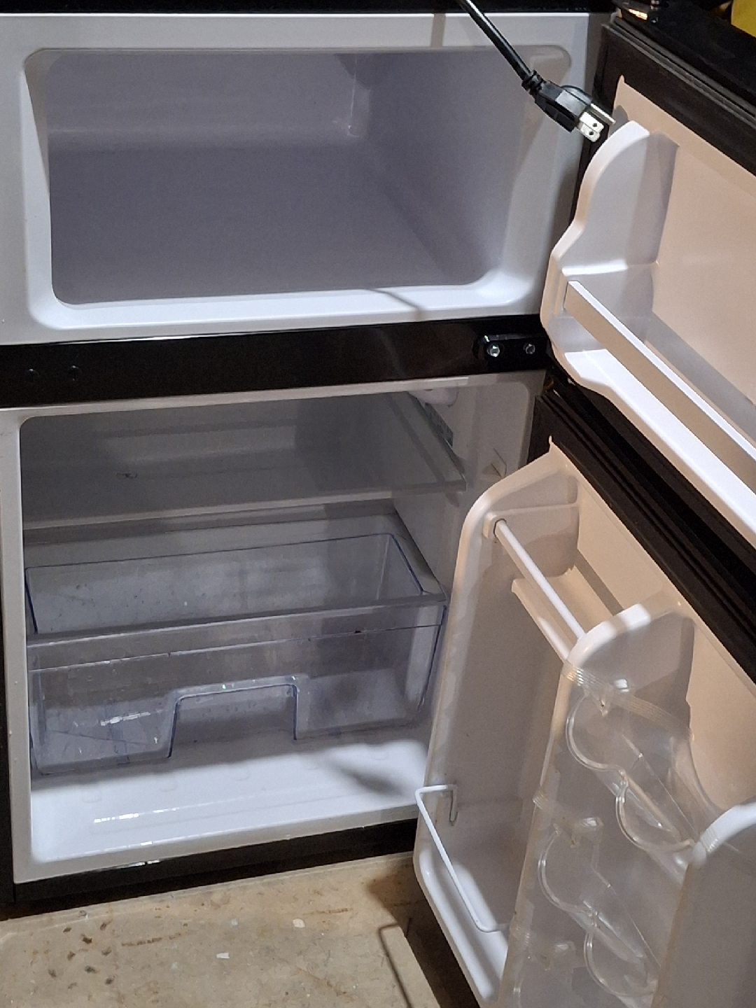 Insignia Mini Fridge - Compact Refrigerator - photo 2