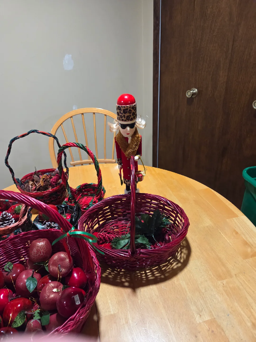 Holiday Baskets & Decorations image indicator(4)