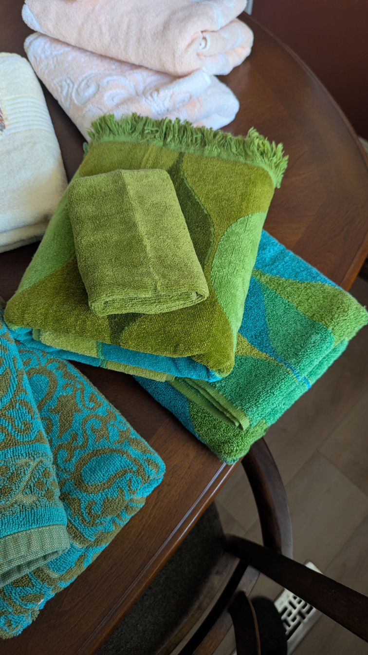 Assorted Sets of Vintage Towels - photo 3