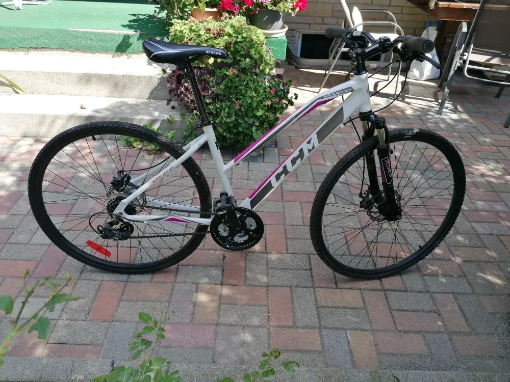CCM Krossport Women's 700C Hybrid Bike - White/Pink image indicator(2)