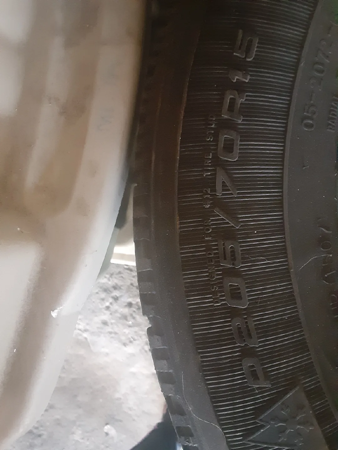 Goodyear Nordic winter 15" tires WITH rims P205 image indicator(10)