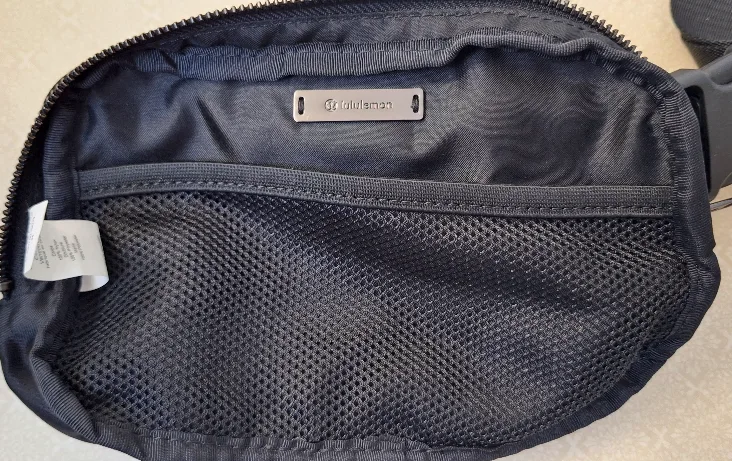 Lululemon Everywhere Belt Bag Black image indicator(6)