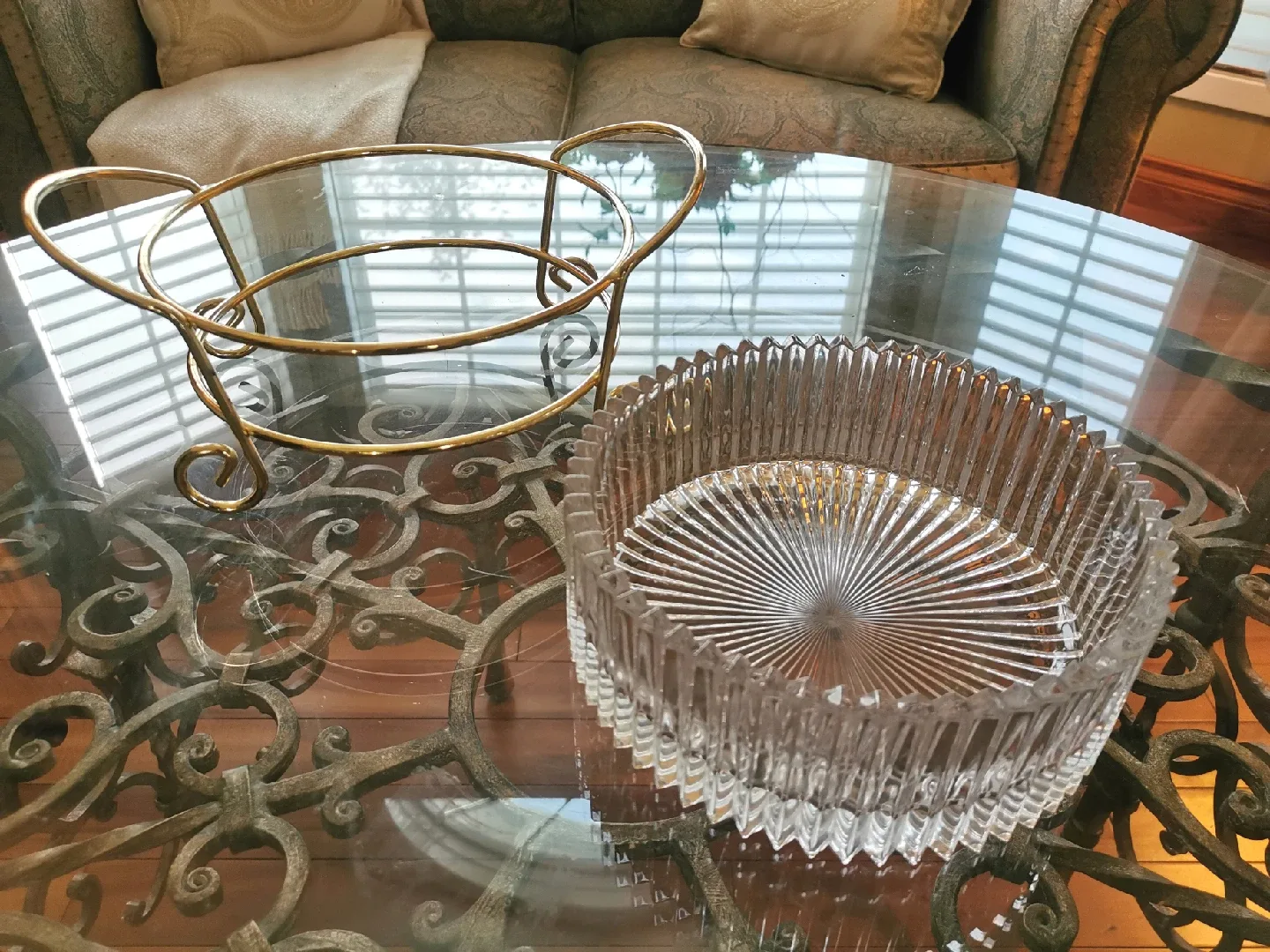 Mikasa Crystal Bowl With Gold Stand image indicator(5)