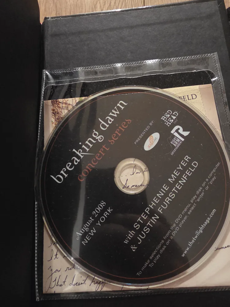 Breaking Dawn Special Edition by Stephenie Meyer image indicator(2)