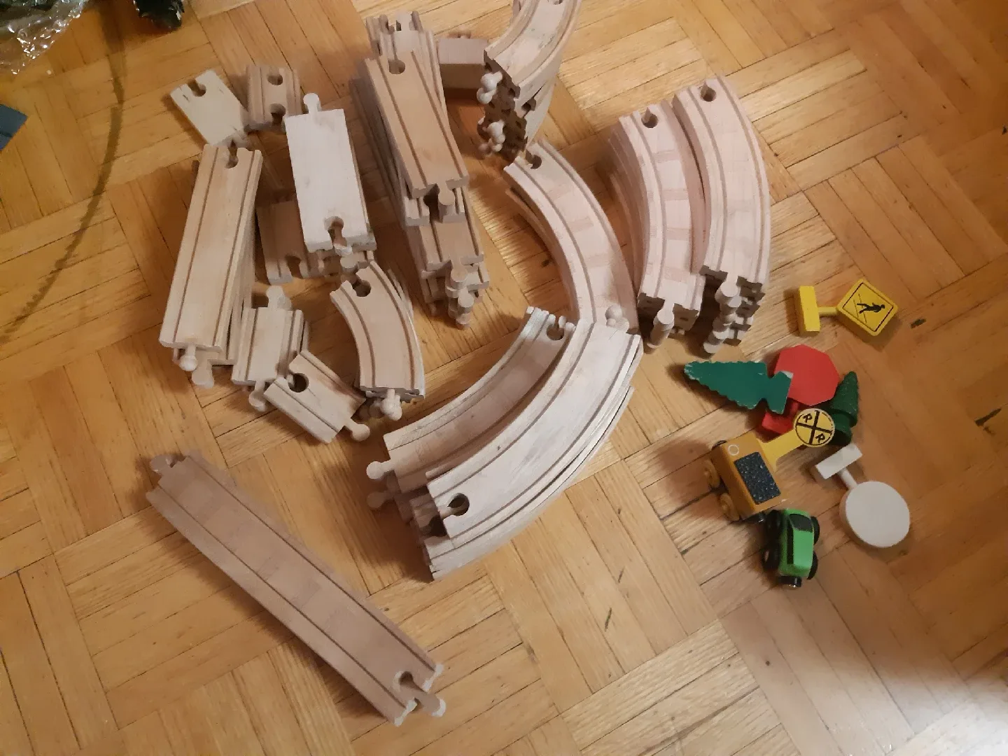 72 pcs Wooden Train Tracks Set thumbnail