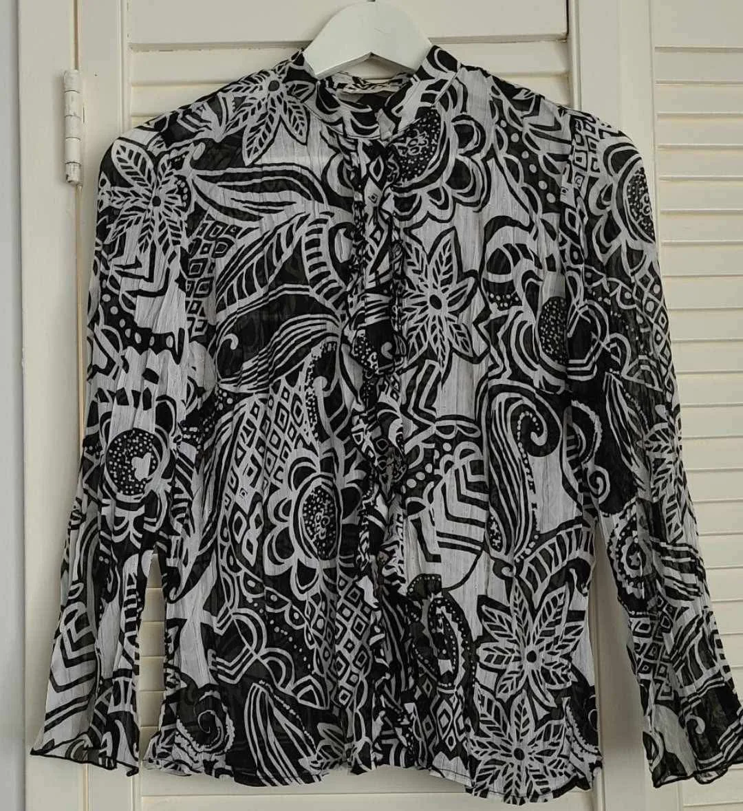 Black & White Floral Print Blouse size small thumbnail