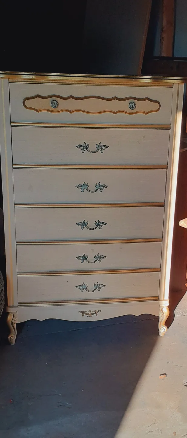 Vintage 6-Drawer Dresser thumbnail