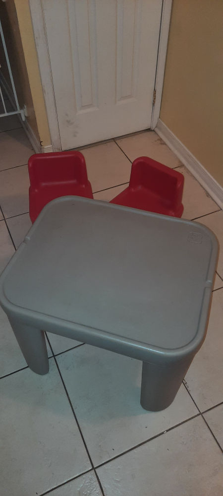Step2 Table & Chairs Set