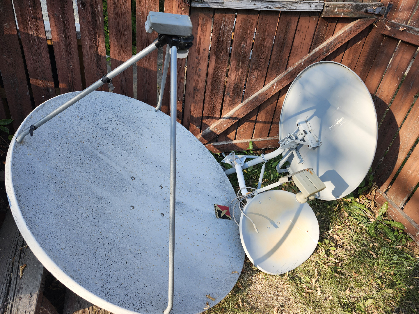 television satellite dish and wire 🥕 - photo 2