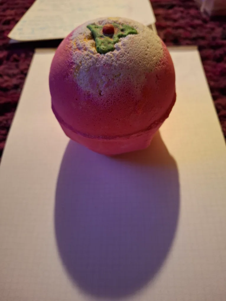 Lush Christmas Eve Bath Bomb image indicator(2)