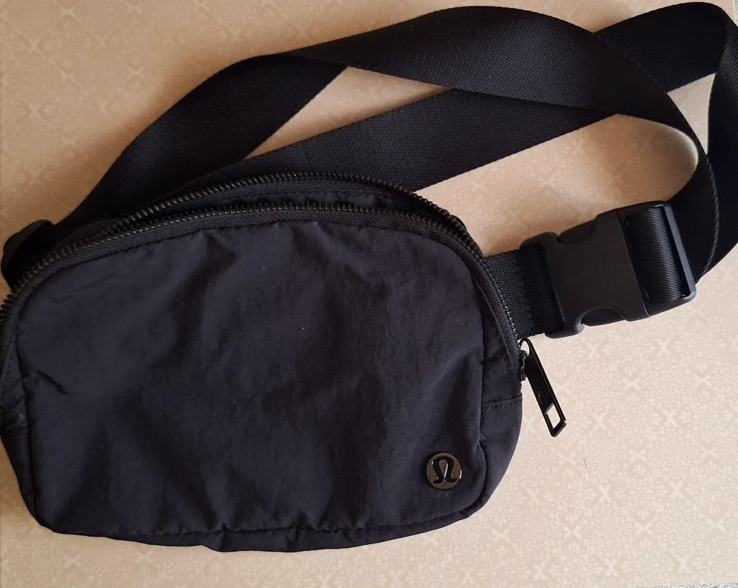 Lululemon Everywhere Belt Bag Black image indicator(2)