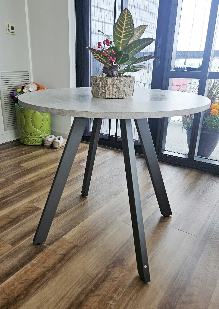 ROUND KITCHEN TABLE