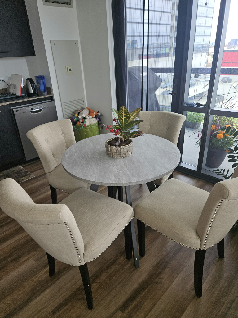 ROUND KITCHEN TABLE - photo 2