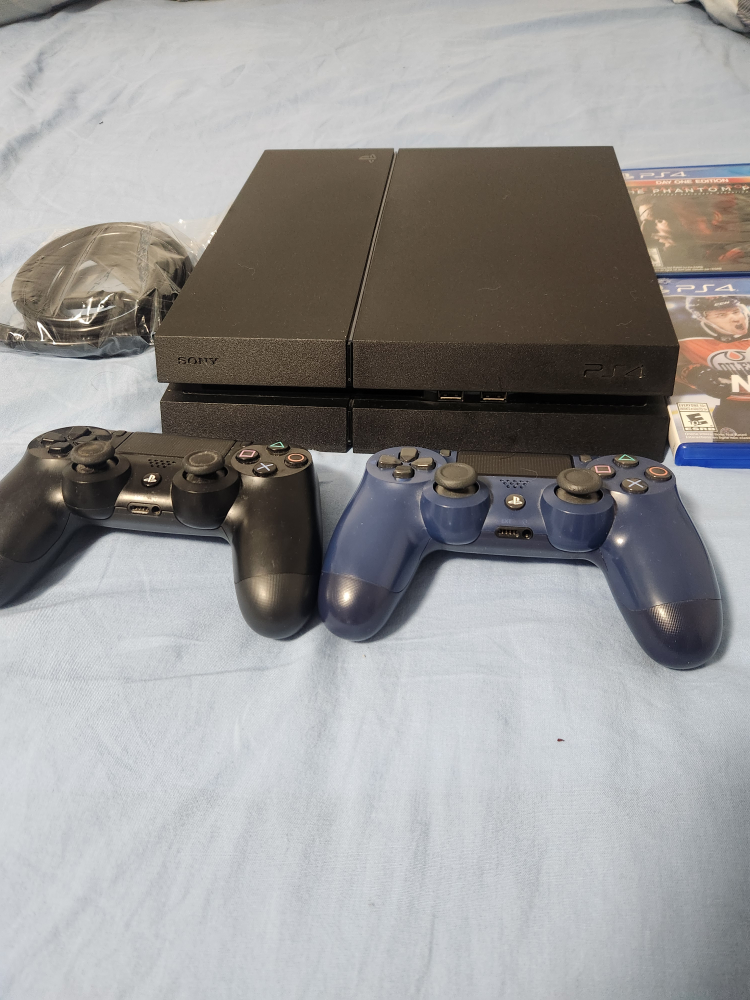 ps4 + 2 controllers + accesories - photo 2