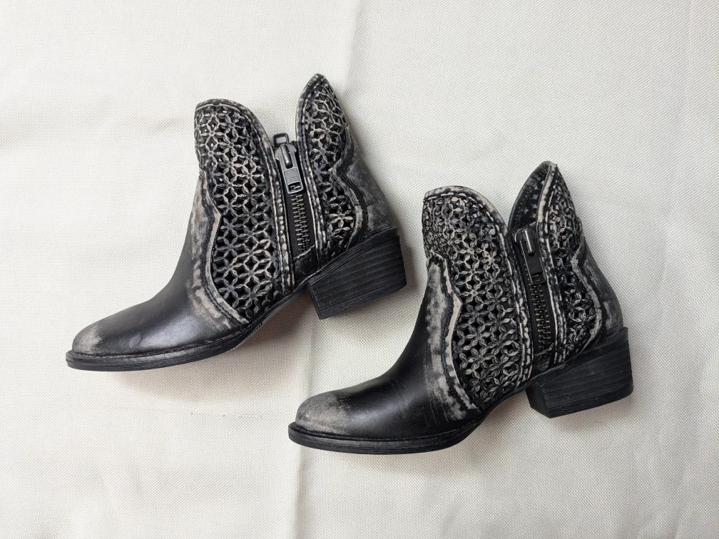 Sz 7 Circle G leather ankle boots thumbnail