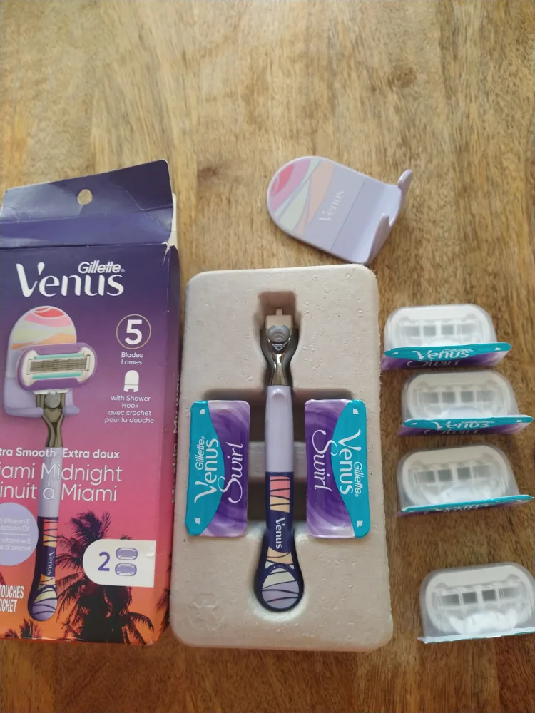 Gillette Venus Extra Smooth Miami Midnight Razor + 5 Refills thumbnail