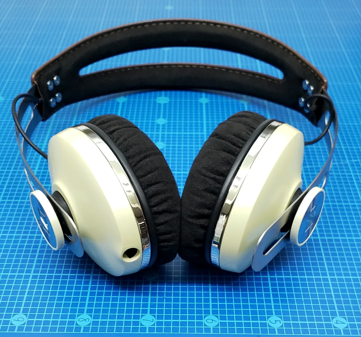 Sennheiser Momentum On-Ear Headphones thumbnail
