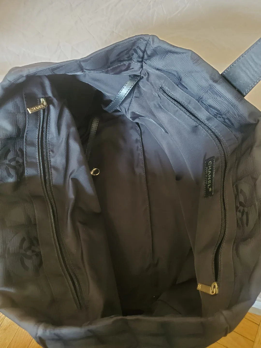 Chanel Black Tote Bag image indicator(7)