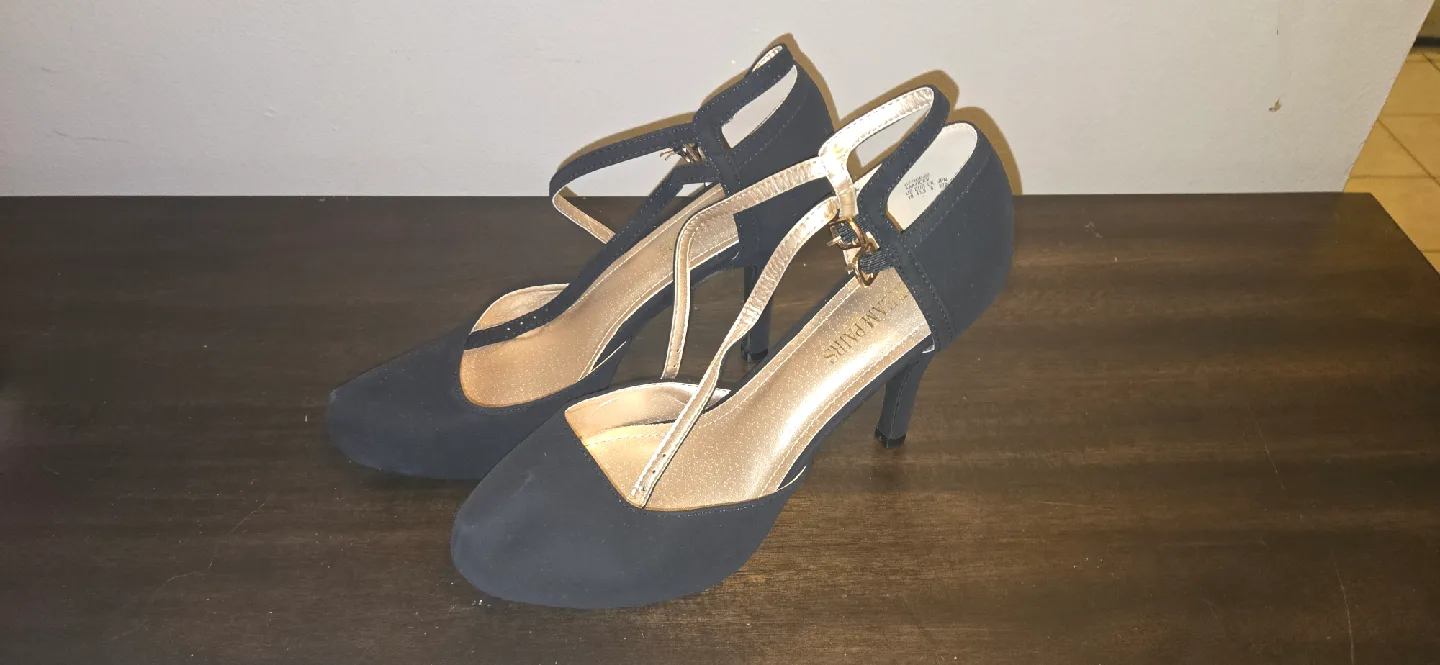 Woman black heels size 10 never used $20 image indicator(2)