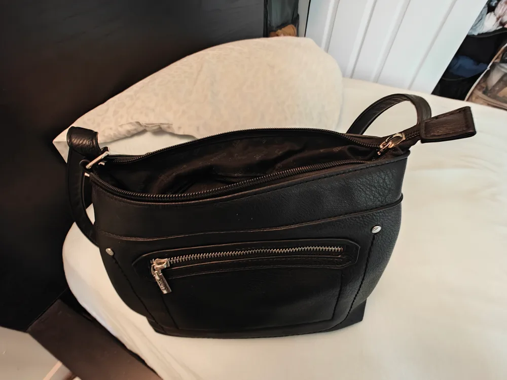 Roots Black Crossbody Bag with Adjustable Straps 💖🧡 image indicator(5)