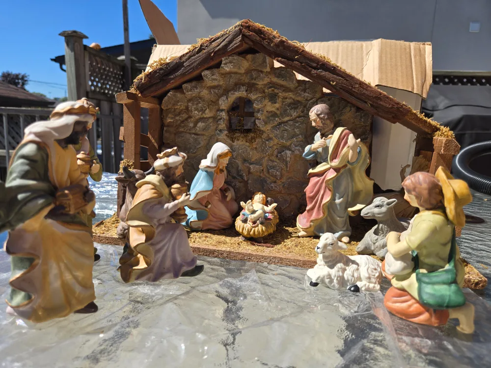 Christmas Street 10-Piece Nativity Set image indicator(3)