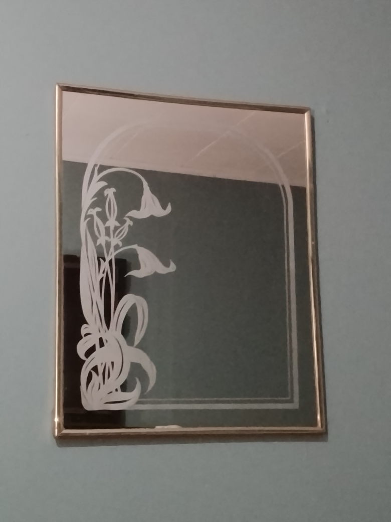 Wall mirror with floral design