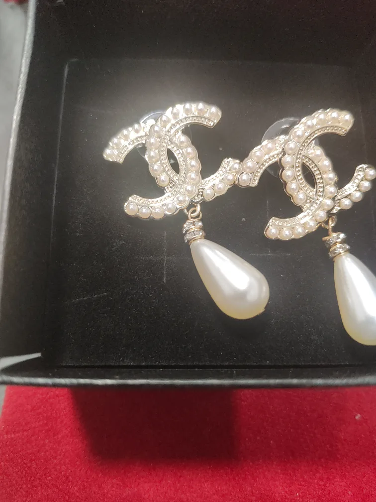 Chanel Pearl Drop Earrings image indicator(2)