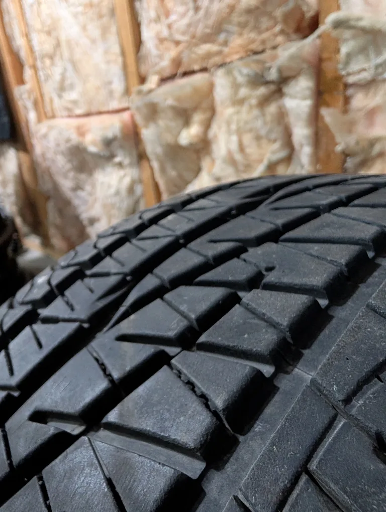 (1)-225/40R18 Kelly Edge HP All Season Tire image indicator(2)