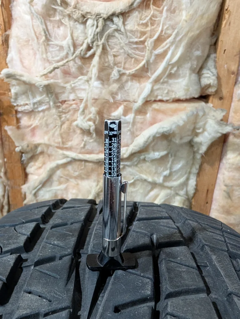 (1)-225/40R18 Kelly Edge HP All Season Tire image indicator(3)