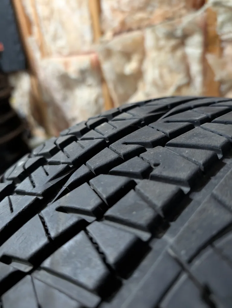 (1)-225/40R18 Kelly Edge HP All Season Tire image indicator(6)