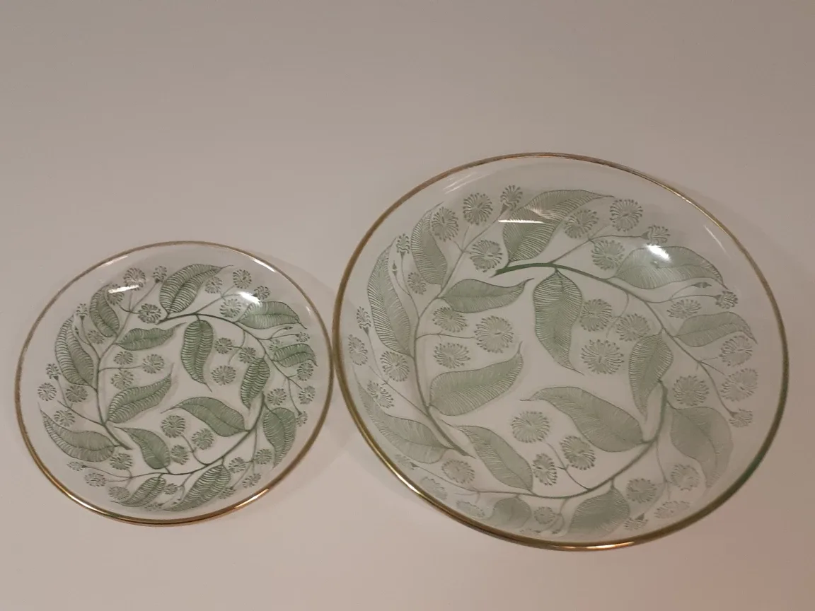 7 Glass Plates with Leaf Design - Set of 7 image indicator(3)