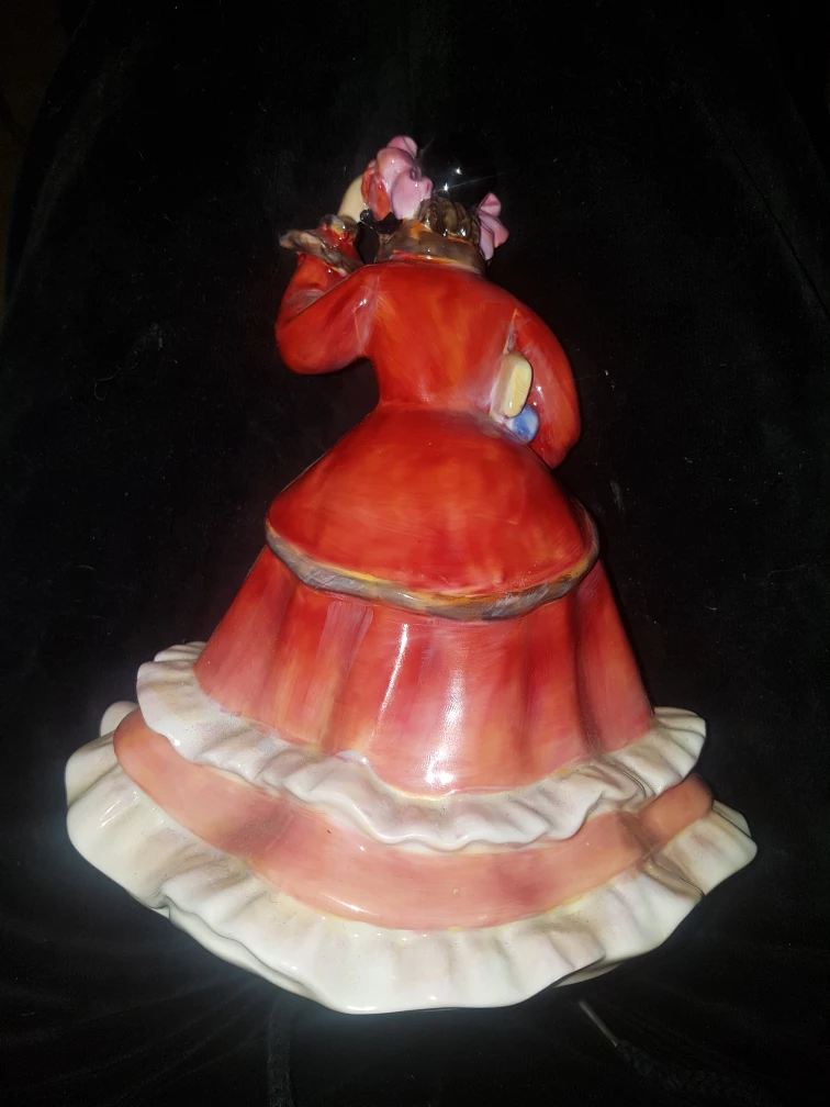 1952 Royal Doulton Christmas Time Figurine - photo 3