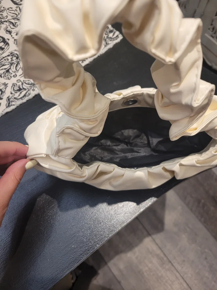 Cream Ruched Handle Bag image indicator(2)
