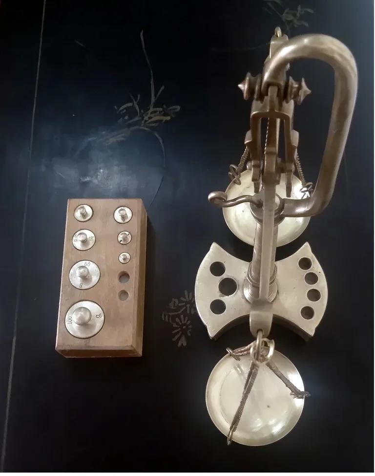 Vintage Brass Balance Scale with Weights 19 Century  England. image indicator(2)