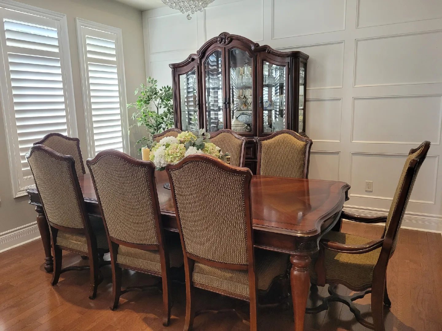 Elegant Classic Dining Room set thumbnail