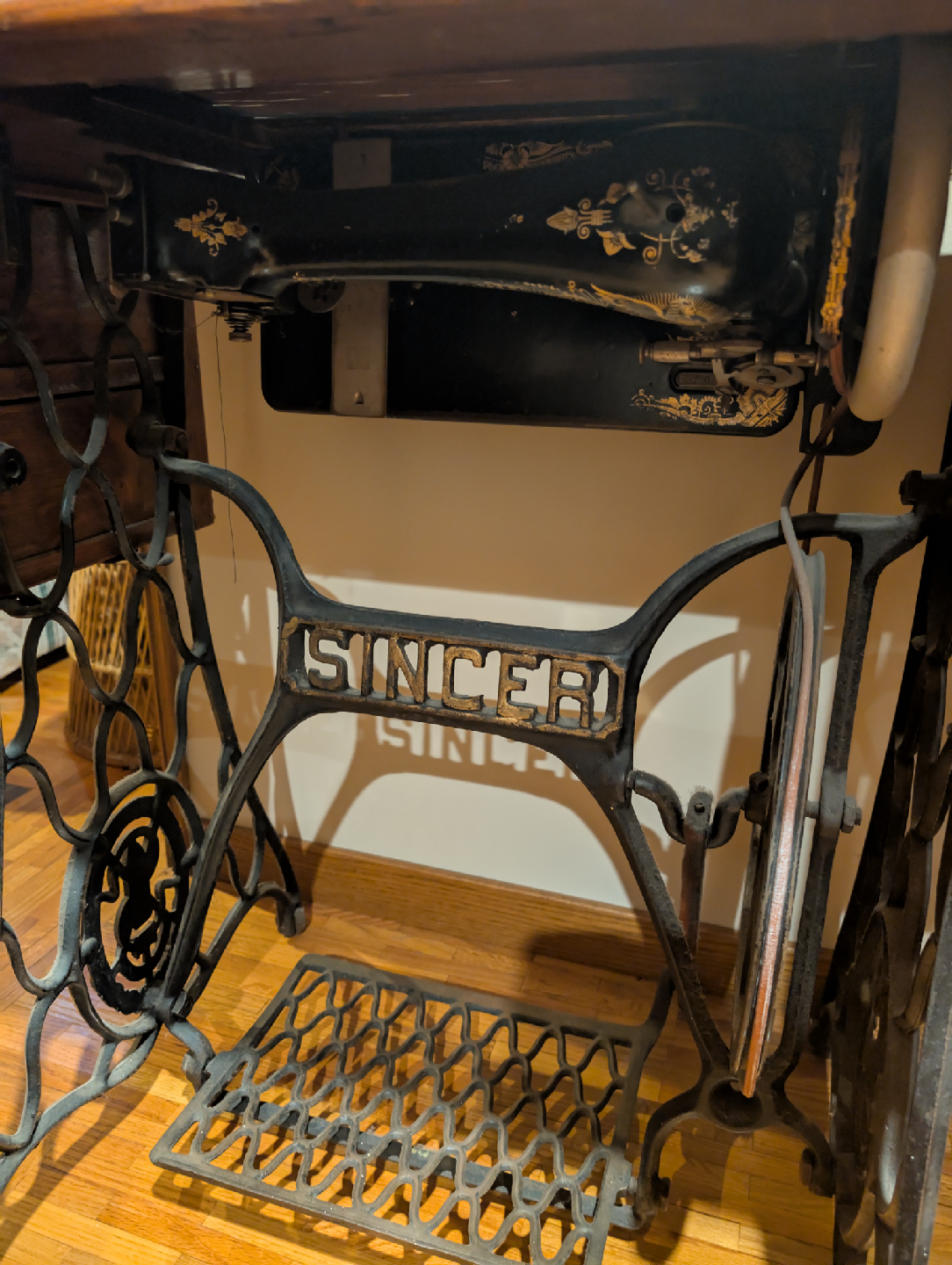 Antique Singer Sewing Machine Table - photo 3