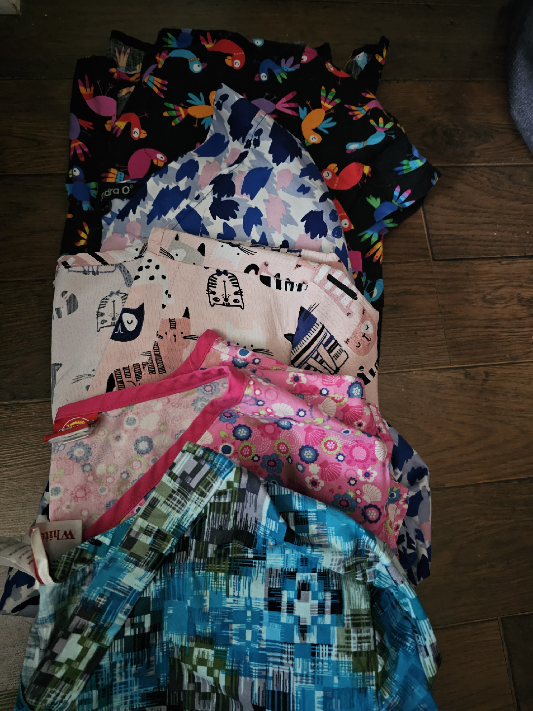 Mixed Lot of Scrubs - Various Colours and Patterns - photo 4