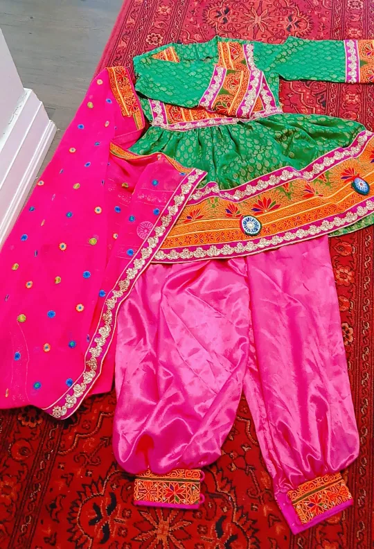 Afghan Traditional Dress image indicator(4)