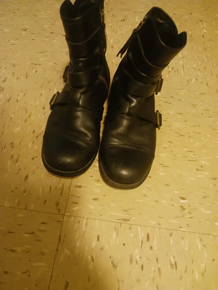 🥕🥕🥕🥕Uggs Black Leather Boots with Buckles 6.5 image indicator(2)