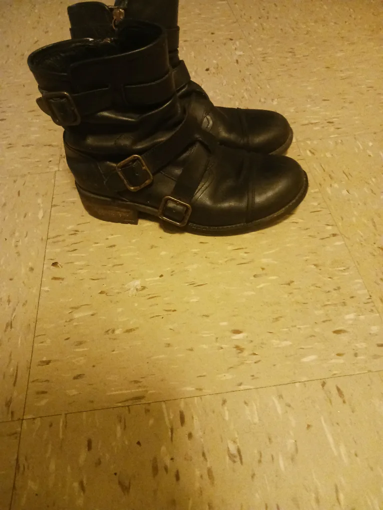 🥕🥕🥕🥕Uggs Black Leather Boots with Buckles 6.5 image indicator(3)