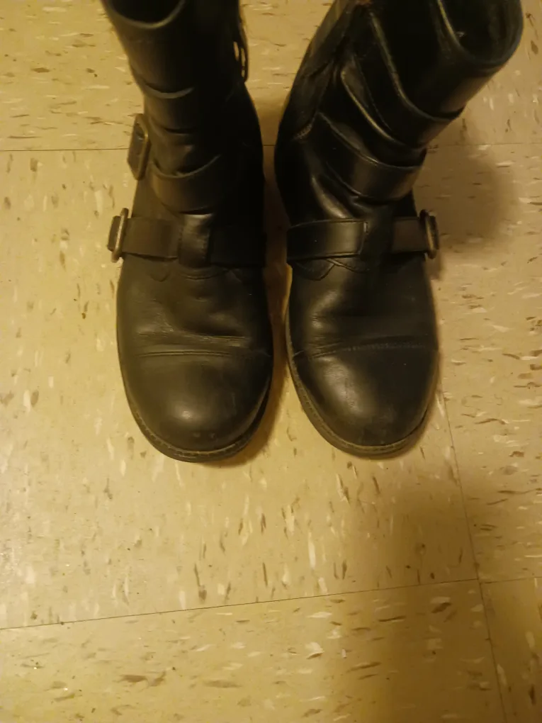 🥕🥕🥕🥕Uggs Black Leather Boots with Buckles 6.5 image indicator(4)